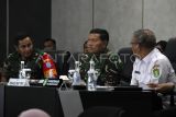 Panglima TNI Laksamana TNI Yudo Margono (tengah) didampingi Gubernur Kalimantan Barat Sutarmidji (kanan) dan Pangdam XII/Tanjungpura Mayjen TNI Iwan Setiawan (kiri) saat menghadiri rakor penanggulangan karhutla di ruang analisa data Kantor Gubernur Kalbar di Pontianak, Rabu (23/8/2023). Panglima TNI mengatakan selain TNI/Polri serta masyarakat, perusahaan-perusahaan yang melakukan pembukaan lahan harus ikut serta dalam penanggulangan kebakaran hutan dan lahan di daerah tersebut. ANTARA FOTO/Jessica Wuysang/hp.
