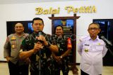 Panglima TNI Laksamana TNI Yudo Margono (kedua kiri) didampingi Gubernur Kalimantan Barat Sutarmidji (kanan), Pangdam XII/Tanjungpura Mayjen TNI Iwan Setiawan (kedua kanan), dan Kapolda Kalbar Irjen Pol Pipit Rismanto (kiri) saat memberikan keterangan pers usai rakor penanggulangan karhutla di Kantor Gubernur Kalbar di Pontianak, Rabu (23/8/2023). Panglima TNI mengatakan selain TNI/Polri serta masyarakat, perusahaan-perusahaan yang melakukan pembukaan lahan harus ikut serta dalam penanggulangan kebakaran hutan dan lahan di daerah tersebut. ANTARA FOTO/Jessica Wuysang/hp.