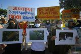 Sejumlah aktivis dari Ecological Observation and Wetland Conservation (Ecoton) membentangkan poster dan gambar saat berunjuk rasa di Surabaya, Jawa Timur, Rabu (23/8/2023). Aksi tersebut di antaranya menuntut agar Gubernur Jawa Timur membuat kebijakan dan melakukan pengawasan ketat bersama instansi terkait dalam menanggulangi permasalahan sampah impor di beberapa wilayah di Jawa Timur. Antara Jatim/Moch Asim/zk.