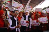 Gubernur Jawa Timur Khofifah Indar Parawansa (ketiga kanan) didampingi Dirut Bank Jatim Busrul Iman (kedua kiri) berfoto dengan buruh pabrik rokok penerima Bantuan Langsung Tunai (BLT) di Surabaya, Jawa Timur, Kamis (24/8/2023). Sebanyak 9.259 pekerja pabrik rokok di Jawa Timur mendapat BLT Provinsi masing-masing sebesar Rp1,5 juta yang berasal dari Dana Bagi Hasil Cukai dan Hasil Tembakau (DBHCHT). Antara Jatim/Moch Asim/zk.
