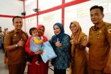 Tim penggerak PKK Tanah Datar bagikan sembako bagi anak stunting