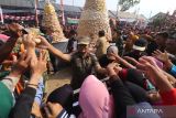 Petugas membagikan tahu kepada pengunjung saat Festival Tahu di sentra perajin tahu Desa Sendang, Kediri, Jawa Timur, Selasa (22/8/2023). Festival Tahu yang menyediakan gunungan berisi 20 ribu potong tahu gratis tersebut sebagai upaya pemerintah daerah setempat mempromosikan Desa Sedang sebagai Kampung Tahu sekaligus memberikan pendampingan melalui penerbitan NIB kepada 57 orang produsen tahu. ANTARA Jatim/Prasetia Fauzani/zk