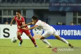 Pesepak bola Timnas U-23 Indonesia Mohamamd Haykal (kiri) berusaha melewati hadangan pesepak bola Timnas U-23 Vietnam Pham Dinh Duy (kanan) dalam pertandingan babak Final Piala AFF U-23 2023 di Rayong Provincial Stadium, Thailand, Sabtu (26/8/2023). Indonesia gagal menjadi juara Piala AFF U-23 2023 setelah kalah adu penalti lawan Vietnam dengan skor 5-6, setelah kedua tim bermain imbang 0-0 hingga babak perpanjangan waktu berakhir. ANTARA FOTO/HO-Humas PSSI/aww.