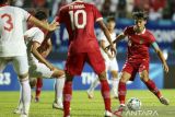 Pesepak bola Timnas U-23 Indonesia Alfeandra Dewangga Santosa (kanan) bersiap menendang bola saat melawan Timnas U-23 Vietnam dalam pertandingan babak Final Piala AFF U-23 2023 di Rayong Provincial Stadium, Thailand, Sabtu (26/8/2023). Indonesia gagal menjadi juara Piala AFF U-23 2023 setelah kalah adu penalti lawan Vietnam dengan skor 5-6, setelah kedua tim bermain imbang 0-0 hingga babak perpanjangan waktu berakhir. ANTARA FOTO/HO-Humas PSSI/aww.