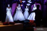  Warga mengunjungi pameran perlengkapan pernikahan (Premiere Wedding Fair) di Grand City, Surabaya, Jawa Timur, Jumat (25/8/2023). Pameran sebagai sarana mempertemukan calon pengguna jasa perlengkapan pernikahan dengan vendornya itu diikuti 101 vendor perlengkapan pernikahan mulai dari perlengkapan busana pengantin, jasa fotografi, katering maupun dekorasi pengantin dari berbagai daerah dan berlangung sampai 27 Agustus 2023. ANTARA Jatim/Didik Suhartono/zk 