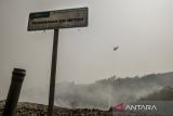 Tim BNPB mengoperasikan helikopter untuk melakukan water bombing pemadaman kebakaran Tempat Pembuangan Akhir (TPA) Sarimukti di Kabupaten Bandung Barat, Jawa Barat, Sabtu (26/8/2023). Upaya pemadaman kebakaran oleh tim gabungan di hari ke-8 tersebut masih terus dilakukan dengan menggunakan sistem water bombing pada siang hari dan pemadaman manual dari lokasi titik api pada malam hari. ANTARA FOTO/Novrian Arbi/agr