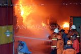  Petugas pemadam kebakaran berusaha memadamkan api yang membakar pabrik sepatu di Desa Jantilangkung, Pungging, Mojokerto, Jawa Timur, Sabtu (26/8/2023). Sebanyak enam unit mobil Pemadam Kebakaran (PMK) dan 8 truk tangki air dikerahkan ke lokasi tersebut dan belum diketahui penyebabnya. ANTARA FOTO/Umarul Faruq/hp.
