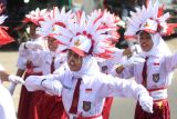 Sejumlah pelajar mengikuti Gerak Jalan Karakter Rute Gerilya Kemerdekaan di Kota Kediri, Jawa Timur, Sabtu (26/8/2023). Gerak jalan berkostum unik disertai gerakan atraktif dan teriakan yel-yel sejauh 4 kilometer tersebut diikuti 162 sekolah tingkat SD hingga SMP se-Kota Kediri sebagai upaya mengenang jasa pahlawan dalam memperjuangan kemerdekaan Republik Indonesia. ANTARA FOTO/Prasetia Fauzani/tom. 