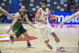 Pebasket Timnas Iran Behnam Yakhchali (kanan) berusaha melewati hadangan pebasket Timnas Brasil VÃ­tor Benite (kiri) dalam babak fase grup FIBA World Cup 2023 di Indonesia Arena, Gelora Bung Karno, Jakarta, Sabtu (26/8/2023). Timnas Brasil mengalahkan Iran dengan skor 100 - 59. ANTARA FOTO/Galih Pradipta/wsj.