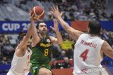 Pebasket Timnas Brasil Vator Benite (tengah) berusaha melewati hadangan pebasket Timnas Iran Meisam Mirzaei (kanan) dan Matin Aghajanpour (kiri) dalam babak fase grup FIBA World Cup 2023 di Indonesia Arena, Gelora Bung Karno, Jakarta, Sabtu (26/8/2023). Timnas Brasil mengalahkan Iran dengan skor 100 - 59. ANTARA FOTO/Galih Pradipta/wsj.