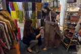 Pelaku UMKM melayani calon pembeli yang memilih kain tenun khas Bali dalam pameran produk potensi ekspor di Denpasar, Bali, Kamis (24/8/2023). Kegiatan yang digelar pada 24-27 Agustus 2023 tersebut diikuti 30 pelaku UMKM yang lolos kurasi untuk mempromosikan produk-produk UMKM lokal Bali dengan mengutamakan menjaga kualitas ekspor sehingga tidak mengecewakan konsumen. ANTARA FOTO/Nyoman Hendra Wibowo/wsj.