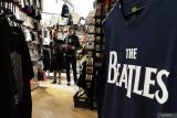 Keseruan berburu pernak-pernik The Beatles di Hard Night Shop