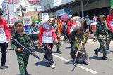 Sekolah Dasar Negeri 45 Kota Pangkalpinang saat mengikuti Pawai Karnaval HUT Ke-78 RI di Pangkalpinang, Minggu (27/8)