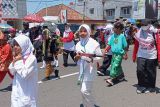 Sekolah Dasar Negeri 45 Kota Pangkalpinang saat mengikuti Pawai Karnaval HUT Ke-78 RI di Pangkalpinang, Minggu (27/8)