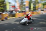 Peserta mengikuti lomba kereta peti sabun di Jalan Diponegoro, Bandung, Jawa Barat, Minggu (27/8/2023). Lomba kereta peti sabun yang diikuti 125 peserta tersebut kembali digelar setelah 35 tahun vakum, diselenggarakan dalam rangka Hari Jadi Kota Bandung ke-213. ANTARA FOTO/Raisan Al Farisi/agr