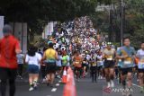 Sejumlah peserta berlari saat mengikuti Maybank Bali Marathon 2023 di Gianyar, Bali, Minggu (27/8/2023). Ajang lomba Elite Label Road Race satu-satunya di Indonesia tersebut diikuti 13.600 orang pelari dari 50 negara. ANTARA FOTO/Fikri Yusuf/wsj.