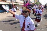 Sejumlah pelajar mengikuti kegiatan bertajuk Gerak Jalan Karakter Rute Gerilya Kemerdekaan di Kota Kediri, Jawa Timur, Sabtu (26/8/2023). Gerak jalan berkostum unik disertai gerakan atraktif dan teriakan yel-yel sejauh 4 kilometer tersebut diikuti oleh 162 sekolah tingkat SD hingga SMP se-Kota Kediri sebagai upaya mengenang jasa pahlawan memperjuangan kemerdekaan Republik Indonesia. ANTARA Jatim/Prasetia Fauzani/zk