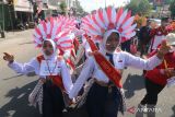 Gerak jalan karakter rute gerilya kemerdekaan. Sejumlah pelajar mengikuti kegiatan bertajuk Gerak Jalan Karakter Rute Gerilya Kemerdekaan di Kota Kediri, Jawa Timur, Sabtu (26/8/2023). Gerak jalan berkostum unik disertai gerakan atraktif dan teriakan yel-yel sejauh 4 kilometer tersebut diikuti oleh 162 sekolah tingkat SD hingga SMP se-Kota Kediri sebagai upaya mengenang jasa pahlawan memperjuangan kemerdekaan Republik Indonesia. ANTARA Jatim/Prasetia Fauzani/zk