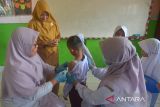 Petugas Puskesmas menyuntikkan cairan vaksin kepada murid dan dilanjutkan skrining kesehatan saat berlangsung Bulan Imunisasi Anak Sekolah (BIAS) di SDN 20, Banda Aceh, Aceh, Senin (28/8/2023). Bulan Imunisasi Anak Sekolah (BIAS) untuk meningkatkan perlindungan terhadap penyakit campak, rubella, difteri, tetanus, dan kanker leher rahim juga disertai dengan skrining kesehatan pemeriksaan mata, gigi, mulut, telinga dan berat badan pada murid itu untuk mendeteksi sedini mungkin pelajar  yang memiliki masalah kesehatan. ANTARA FOTO/Ampelsa.