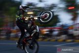 Bikers melakukan atraksi freestyle motor pada Jambore Nasional Ikatan Motor Indonesia 2023 di Kota Madiun, Jawa Timur, Sabtu (26/8/2023). Jambore tersebut diikuti ratusan peserta dari berbagai daerah di 28 provinsi. ANTARA Jatim/Siswowidodo/ZK