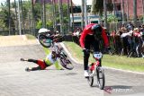 Pebalap sepeda Jawa Tengah M Fatahilah Haq (kanan) dan pebalap Sumatera Utara Ibnu Rasyid (kiri) terjatuh saat beradu cepat pada kejuaraan nasional (kejurnas) BMX kategori Men U23 di Sirkuit BMX Muncar, Banyuwangi, Jawa Timur, Minggu (27/8/2023). Kejuaraan yang digelar PB ISSI tersebut sebagai ajang Babak Kualifikasi Pekan Olahraga Nasional (BK PON) dan Kejuaraan Nasional (Kejurnas) BMX yang mempertandingkan 12 kategori dari 9 Provinsi. ANTARA Jatim/Budi Candra Setya/zk 