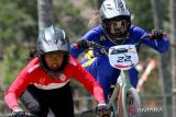  Pebalap sepeda Jawa Tengah Amelliya Nur Sifa (kiri) dan Pebalap Sumatera Selatan Jasmine (kanan) beradu cepat pada kejuaraan nasional (kejurnas) BMX kategori Women Elite di Sirkuit BMX Muncar, Banyuwangi, Jawa Timur, Minggu (27/8/2023). Kejuaraan yang digelar PB ISSI tersebut sebagai ajang Babak Kualifikasi Pekan Olahraga Nasional (BK PON) dan Kejuaraan Nasional (Kejurnas) BMX yang mempertandingkan 12 kategori dari 9 Provinsi. ANTARA Jatim/Budi Candra Setya/zk