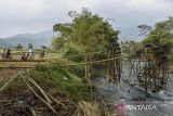 Petani membuat kincir air di Kampung Sukasirna, Kabupaten Tasikmalaya, Jawa Barat, Senin (28/8/2023). Memasuki musim kemarau petani membuat empat kincir air secara swadaya yang dibangun di Sungai Citanduy untuk mengatasi kekeringan seluas lima hektare lahan pertanian. ANTARA FOTO/Adeng Bustomi/agr