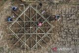 Foto udara petani membuat kincir air di Kampung Sukasirna, Kabupaten Tasikmalaya, Jawa Barat, Senin (28/8/2023). Memasuki musim kemarau petani membuat empat kincir air secara swadaya yang dibangun di Sungai Citanduy untuk mengatasi kekeringan seluas lima hektare lahan pertanian. ANTARA FOTO/Adeng Bustomi/agr