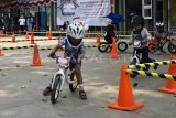 Dua peserta anak balita beradu cepat saat mengikuti Festival Pushbike (sepeda dorong) di Bekasi, Jawa Barat, Minggu (27/8/2023). Acara yang diselenggarakan Komite Olahraga Masyarakat Indonesia (Kormi) kota Bekasi tersebut melombakan kategori balance bike yang bertujuan melatih keseimbangan bersepeda, sensorik dan motorik anak usia dini. ANTARA FOTO/Suwandy/YU
