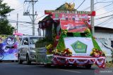 Peserta Pawai Pembangunan kendaraan hias dalam rangka memeriahkan HUT Ke-78 Republik Indonesia di Kota Pangkalpinang, Provinsi Kepulauan Bangka Belitung pada Senin (28/082023). Jumlah peserta Pawai Pembangunan Kepulauan Bangka Belitung sebanyak 141 kendaraan dengan rincian sepeda hias 24, motor hias 49 dan mobil hias 68 unit akan mengelilingi jalan-jalan protokol Kota Pangkalpinang. (ANTARA FOTO/Bima Agustian)