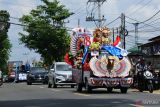 Peserta Pawai Pembangunan kendaraan hias dalam rangka memeriahkan HUT Ke-78 Republik Indonesia di Kota Pangkalpinang, Provinsi Kepulauan Bangka Belitung pada Senin (28/082023). Jumlah peserta Pawai Pembangunan Kepulauan Bangka Belitung sebanyak 141 kendaraan dengan rincian sepeda hias 24, motor hias 49 dan mobil hias 68 unit akan mengelilingi jalan-jalan protokol Kota Pangkalpinang. (ANTARA FOTO/Bima Agustian)