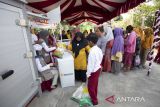 Warga membeli bahan pangan saat gerakan pangan murah di Desa Pabean ilir, Indramayu, Jawa Barat, Selasa (29/8/2023). Gerakan pangan murah yang digelar Dinas Ketahanan Pangan dan Pertanian Provinsi Jawa Barat itu untuk pengendalian inflasi daerah sekaligus meningkatkan pertumbuhan ekonomi bagi petani, peternak dan pelaku usaha bidang pangan. ANTARA FOTO/Dedhez Anggara/agr
