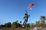 Warga mengangkat geulayang tunang (layangan tradisional Aceh) untuk dilombakan di Aceh Besar, Aceh, Senin (28/8/2023). Permainan rakyat geulayang tunang merupakan tradisi yang berkembang sejak tahun 1606 sebelum masehi (SM) atau masa kerajaan Aceh Darussalam dibawah dipimpinan Sultan Iskandar Muda yang kini mulai langka dan terancam punah akibat perkembangan zaman. ANTARA FOTO/Irwansyah Putra.Antara Foto (Antara Foto)