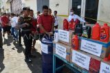 Direskrimsus Polda Sumut Kombes Pol Teddy Jhon S Marbun (tengah) didampingi Kabid Humas Polda Sumut Kombes Pol Hadi Wahyudi (kedua kiri) beserta jajaran menunjukan barang bukti botol oli palsu kepada wartawan saat rilis pengungkapan produsen oli palsu di Percut Sei Tuan, Deli Serdang, Sumatera Utara, Senin (28/8/2023).


Ditreskrimsus Polda Sumut menangkap empat orang tersangka yang bekerja di tempat produksi oli palsu yang diduga merugikan negara sekitar Rp2.000.000.000 dan menyita sejumlah barang bukti seperti delapan unit mesin produksi kemasan botol oli, empat unit mesin tutup kemasan botol oli, tiga unit mesin giling, empat tangki fiber penampung oli dan ratusan kardus oli siap edar. ANTARA FOTO/Fransisco Carolio/hp.