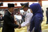 Penjabat (Pj) Wali Kota Langsa Syaridin saat dilantik oleh Pj Gubernur Aceh Achmad Marzuki di Anjong Mon Mata, Banda Aceh, Aceh, Selasa (29/8/2023). Syaridin yang sebelumnya menjabat Kepala Badan Pengembangan Sumber Daya Manusia (BPSDM) Aceh ditunjuk Menteri Dalam Negeri menggantikan Pj Wali Kota sebelumnya Said Mahdum Majid. Antara Aceh/Irwansyah Putra