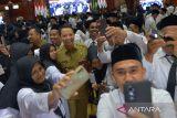 PJ Gubernur Aceh, Ahmad Marzuki (ketiga kiri)  berswafoto bersama guru seusai penyerahan Surat Keputusan Pegawai Pemerintahan dengan Perjanjian Kerja (PPPK) dan pelantikan di Banda Aceh, Aceh, Selasa (29/8/2023). Pemerintah provinsi Aceh menyerahkan Surat Keputusan (SK) Pengangkatan kepada sebanyak 3.247  PNS  jabatan fungsi guru, dan PPPK  jabatan fungsi guru serta  PPK tenaga tehnis pemerintah Aceh.  ANTARA FOTO/Ampelsa.