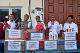 Direskrimsus Polda Sumut Kombes Pol Teddy Jhon S Marbun (tengah) didampingi Kabid Humas Polda Sumut Kombes Pol Hadi Wahyudi (kedua kiri) beserta jajaran menunjukan barang bukti botol oli palsu kepada wartawan saat rilis pengungkapan produsen oli palsu di Percut Sei Tuan, Deli Serdang, Sumatera Utara, Senin (28/8/2023).


Ditreskrimsus Polda Sumut menangkap empat orang tersangka yang bekerja di tempat produksi oli palsu yang diduga merugikan negara sekitar Rp2.000.000.000 dan menyita sejumlah barang bukti seperti delapan unit mesin produksi kemasan botol oli, empat unit mesin tutup kemasan botol oli, tiga unit mesin giling, empat tangki fiber penampung oli dan ratusan kardus oli siap edar. ANTARA FOTO/Fransisco Carolio/hp.