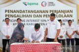 Direktur Utama PT Pema Global Energi (PGE) Andika Mahardika (keempat kiri) disaksikan Direktur Utama Pase Energi NSB Zulkhairi (ketiga kanan) membubuhkan cap jempol saat penandatanganan Perjanjian Pengalihan dan Pengelolaan Participating Interest (PI) Wilayah Kerja B (WK B) kepada pemerintah Aceh Utara di Nibong, Aceh Utara, Aceh, Selasa (29/8/2023). PT Pema Global Energi (PGE) menyerahkan 10 persen kepemilikan saham migas dari Wilayah Kerja B (WK B) kepada pemerintah Aceh Utara melalui Badan Usaha Milik Daerah (BUMD) PT Pase Energi NSB untuk meningkatkan kesejahteraan masyarakat di kabupaten itu. ANTARA/Rahmad