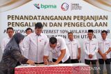 Direktur Utama PT Pema Global Energi (PGE) Andika Mahardika (keempat kiri) disaksikan Direktur Utama Pase Energi NSB Zulkhairi (ketiga kanan) membubuhkan cap jempol saat penandatanganan Perjanjian Pengalihan dan Pengelolaan Participating Interest (PI) Wilayah Kerja B (WK B) kepada pemerintah Aceh Utara di Nibong, Aceh Utara, Aceh, Selasa (29/8/2023). PT Pema Global Energi (PGE) menyerahkan 10 persen kepemilikan saham migas dari Wilayah Kerja B (WK B) kepada pemerintah Aceh Utara melalui Badan Usaha Milik Daerah (BUMD) PT Pase Energi NSB untuk meningkatkan kesejahteraan masyarakat di kabupaten itu. ANTARA/Rahmad