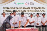 Direktur Utama PT Pema Global Energi (PGE) Andika Mahardika (keempat kiri) disaksikan Direktur Utama Pase Energi NSB Zulkhairi (ketiga kanan) membubuhkan cap jempol saat penandatanganan Perjanjian Pengalihan dan Pengelolaan Participating Interest (PI) Wilayah Kerja B (WK B) kepada pemerintah Aceh Utara di Nibong, Aceh Utara, Aceh, Selasa (29/8/2023). PT Pema Global Energi (PGE) menyerahkan 10 persen kepemilikan saham migas dari Wilayah Kerja B (WK B) kepada pemerintah Aceh Utara melalui Badan Usaha Milik Daerah (BUMD) PT Pase Energi NSB untuk meningkatkan kesejahteraan masyarakat di kabupaten itu. ANTARA/Rahmad