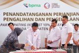 Direktur Utama PT Pema Global Energi (PGE) Andika Mahardika (keempat kiri) disaksikan Direktur Utama Pase Energi NSB Zulkhairi (ketiga kanan) membubuhkan cap jempol saat penandatanganan Perjanjian Pengalihan dan Pengelolaan Participating Interest (PI) Wilayah Kerja B (WK B) kepada pemerintah Aceh Utara di Nibong, Aceh Utara, Aceh, Selasa (29/8/2023). PT Pema Global Energi (PGE) menyerahkan 10 persen kepemilikan saham migas dari Wilayah Kerja B (WK B) kepada pemerintah Aceh Utara melalui Badan Usaha Milik Daerah (BUMD) PT Pase Energi NSB untuk meningkatkan kesejahteraan masyarakat di kabupaten itu. ANTARA/Rahmad