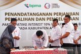 Direktur Utama PT Pema Global Energi (PGE) Andika Mahardika (keempat kiri) disaksikan Direktur Utama Pase Energi NSB Zulkhairi (ketiga kanan) membubuhkan cap jempol saat penandatanganan Perjanjian Pengalihan dan Pengelolaan Participating Interest (PI) Wilayah Kerja B (WK B) kepada pemerintah Aceh Utara di Nibong, Aceh Utara, Aceh, Selasa (29/8/2023). PT Pema Global Energi (PGE) menyerahkan 10 persen kepemilikan saham migas dari Wilayah Kerja B (WK B) kepada pemerintah Aceh Utara melalui Badan Usaha Milik Daerah (BUMD) PT Pase Energi NSB untuk meningkatkan kesejahteraan masyarakat di kabupaten itu. ANTARA/Rahmad