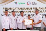 Direktur Utama PT Pema Global Energi (PGE) Andika Mahardika (keempat kiri) disaksikan Direktur Utama Pase Energi NSB Zulkhairi (ketiga kanan) membubuhkan cap jempol saat penandatanganan Perjanjian Pengalihan dan Pengelolaan Participating Interest (PI) Wilayah Kerja B (WK B) kepada pemerintah Aceh Utara di Nibong, Aceh Utara, Aceh, Selasa (29/8/2023). PT Pema Global Energi (PGE) menyerahkan 10 persen kepemilikan saham migas dari Wilayah Kerja B (WK B) kepada pemerintah Aceh Utara melalui Badan Usaha Milik Daerah (BUMD) PT Pase Energi NSB untuk meningkatkan kesejahteraan masyarakat di kabupaten itu. ANTARA/Rahmad