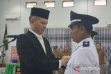 Bupati Gunung Mas kukuhkan dua penjabat kepala desa