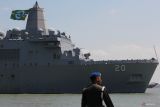 Kapal perang USS Green Bay bersiap untuk  bersandar di Dermaga Jamrud Utara, Pelabuhan Tanjung Perak, Surabaya, Jawa Timur, Rabu (30/8/2023). Kedatangan kapal perang Angkatan Laut Amerika Serikat itu dalam rangka Latihan Gabungan Bersama (Latgabma) Super Garuda Shield Tahun 2023 pada 31 Agustus 202313 September 2023. ANTARA Jatim/Didik Suhartono/zk 