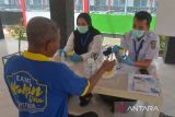 Petugas kesehatan mengambil sampel air liur warga binaan saat berlangsung  skrining pemeriksaan kesehatan paru paru di Lembaga Permasyarakatan Kelas II A , Banda Aceh, Aceh, Rabu (30/8/2023). Kementerian Hukum dan Ham bekerjssama dengan Kementerian Kesehatan menggelar skrining rontgen di 374 Lapas, Rutan dan LPKA di seluruh Indonesia untuk mengetahui status kesehatan warga binaan dan sekaligus tindakan antisipasi penyebaran penyakit Tuberkulosis (TBC). ANTARA FOTO/Ampelsa.