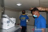 Skrining Antisipasi Penularan TBC di Lapas. Seorang warga binaan menjalani skrining pemeriksaan paru paru dalam ruangan  Mobil Rontgen Klinik di Lembaga Permasyarakatan Kelas II A , Banda Aceh, Aceh, Rabu (30/8/2023). Kementerian Hukum dan Ham bekerjsama dengan Kementerian Kesehatan menggelar skrining rontgen terhadadp warga binaan di 374 Lapas, Rutan dan LPKA di seluruha Indonesia dalam mengantisipasi penyebaran penyakit Tuberkulosis (TBC).