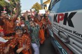 Sejumlah pelajar menyambut iring-iringan roadshow Bus Komisi Pemberantasan Korupsi (KPK) di Kota Bengkulu, Provinsi Bengkulu, Rabu (30/8/2023). Roadshow yang berlangsung dari 1-3 September 2023 tersebut dalam rangka sosialisasi anti korupsi serta mewujudkan budaya anti gratifikasi untuk pemerintahan yang bersih dan akuntabel. ANTARA FOTO/Muhammad Izfadi/nym.