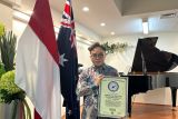 Indonesia punya pianis mata tertutup rekor dunia
