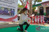 Siswa SDN 45 saat mementaskan Pantomim saat perlombaan dalam rangka memeriahkan Hari Ulang Tahun (HUT) ke-78 Republik Indonesia yang diadakan di halaman SD 45 pada Kamis (31/8).